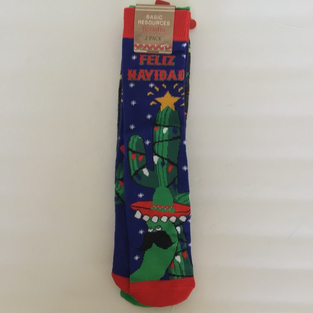 FELIZ NAVIDAD CHRISTMAS SOCKS PACK OF TWO NWT SIZE 10-13